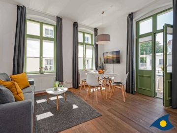 Wohn-/Esszimmer mit Zugang zum Balkon - Villa Frohsinn Whg. 12 /