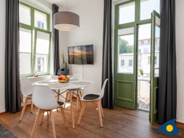 Wohn-/Esszimmer mit Zugang zum Balkon - Villa Frohsinn Whg. 12 /