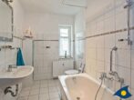 Villa Malve Whg. 05 - Badezimmer mit Badewanne und WC