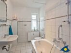 Villa Malve Whg. 05 - Badezimmer mit Badewanne und WC