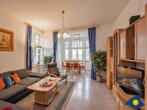 Villa Malve Whg. 05 - Wohnzimmer mit Essbereich im Erker