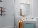 Dünen-Residenz B 19 - Badezimmer mit Dusche und WC