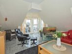 Dünen-Residenz B 19 - Wohnzimmer mit Zugang zum Balkon