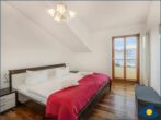 Villa auf der Düne Whg. 03 - separates Schlafzimmer mit Doppelbett und kleinem Süd-Balkon