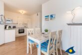 Villa Hügel B 04 - Whg. Möwe - großer Wohnbereich mit Zugang zum Balkon und offener Küche