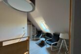 Ferienwohnung Mühlenidyll - offenes Schlafzimmer im oberen Bereich mit Sitzecke und Bad/WC
