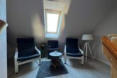 Ferienwohnung Mühlenidyll - offenes Schlafzimmer im oberen Bereich mit Sitzecke und Bad/WC
