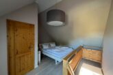 Ferienwohnung Mühlenidyll - offenes Schlafzimmer im oberen Teil der Maisonettwohnung mit Bad/WC und Sitzecke