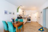 Ostseepark 12 Whg. 02 //- - Wohnbereich mit offener Küche und Zugang zur Terrasse