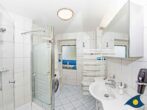 Ferienhaus Melle 01 - Badezimmer mit Dusche und WC im EG