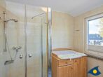 Ferienhaus Melle 01 - Badezimmer mit WC und Dusche im 1. OG