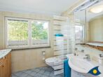 Ferienhaus Melle 01 - Badezimmer mit Dusche und WC im 1. OG