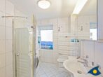 Ferienhaus Melle 01 - Badezimmer mit Dusche und WC im EG