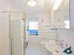 Ferienhaus Melle 01 - Badezimmer mit Dusche und WC im EG