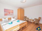 Ferienhaus Melle 01 - 3. Schlafzimmer mit einem Doppelbett und einem Schrankbett