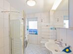 Ferienhaus Melle 01 - Badezimmer mit Dusche und WC im EG
