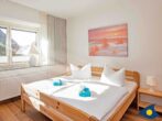 Ferienhaus Melle 01 - 3. Schlafzimmer mit einem Doppelbett und einem Schrankbett