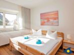 Ferienhaus Melle 01 - 3. Schlafzimmer mit einem Doppelbett und einem Schrankbett