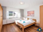 Ferienhaus Melle 01 - 3. Schlafzimmer mit einem Doppelbett und einem Schrankbett