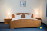 Rolandseck I, Whg. 15 Buchenpark - Wohnbereich mit Doppelbett, offener Küche und Loggia