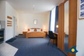 Rolandseck I, Whg. 15 Buchenpark - Wohnbereich mit Doppelbett, offener Küche und Loggia