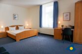 Rolandseck I, Whg. 15 Buchenpark - Wohnbereich mit Doppelbett, offener Küche und Loggia