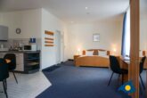 Rolandseck I, Whg. 15 Buchenpark - Wohnbereich mit Doppelbett, offener Küche und Loggia