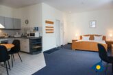 Rolandseck I, Whg. 15 Buchenpark - Wohnbereich mit Doppelbett, offener Küche und Loggia