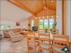Ferienhaus Pauline - Wohnraum mit Kamin, offener Küche und Zugang zur Terrasse