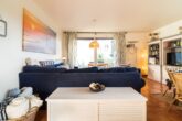 Inselhaus Whg. 03 - Wohnzimmer mit offener Küche und Zugang zum Balkon