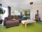 Ferienwohnung Bergstraße 02 - strandnah & wohlfühlen - Wohnbereich mit offener Küche und Zugang zum Balkon