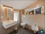 Villa Ernst Whg. 09 - Badezimmer mit bodentiefer Dusche, WC und Bidet