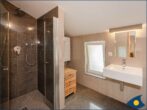 Villa Ernst Whg. 09 - Badezimmer mit bodentiefer Dusche, WC und Bidet