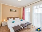 Villa Ilse Whg. 03 - Schlafzimmer 1 mit Doppelbett und Zugang zum Balkon
