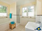 Villa Ilse Whg. 03 - Badezimmer mit Badewanne, Dusche und WC