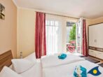 Villa Ilse Whg. 03 - Schlafzimmer 1 mit Doppelbett und Zugang zum Balkon