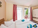 Villa Ilse Whg. 03 - Schlafzimmer 1 mit Doppelbett und Zugang zum Balkon