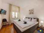 Ostseevilla Whg. 01 - Schlafzimmer mit Doppelbett und TV
