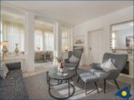 Ostseevilla Whg. 01 - Wohnzimmer mit offener Küche und Zugang zur Terrasse