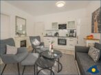 Ostseevilla Whg. 01 - Wohnzimmer mit offener Küche und Zugang zur Terrasse