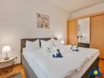 Ostseevilla Whg. 01 - Schlafzimmer mit Doppelbett und TV
