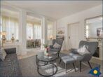 Ostseevilla Whg. 01 - Wohnzimmer mit offener Küche und Zugang zur Terrasse