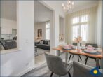 Ostseevilla Whg. 01 - Wohnzimmer mit offener Küche und Zugang zur Terrasse