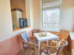 Villa Utpatel Whg. 02 - Wohnbereich mit Doppelbett und Küchenzeile sowie Loggia mit Terrassenzugang