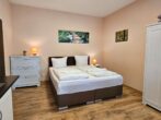 Villa Utpatel Whg. 02 - Wohnbereich mit Doppelbett und Küchenzeile sowie Loggia mit Terrassenzugang