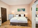 Villa Utpatel Whg. 02 - Wohnbereich mit Doppelbett und Küchenzeile sowie Loggia mit Terrassenzugang