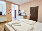 Villa Utpatel Whg. 02 - Wohnbereich mit Doppelbett und Küchenzeile sowie Loggia mit Terrassenzugang