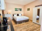 Villa Utpatel Whg. 02 - Wohnbereich mit Doppelbett und Loggia