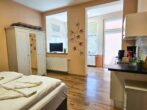 Villa Utpatel Whg. 02 - Wohnbereich mit Doppelbett und Küchenzeile sowie Loggia mit Terrassenzugang