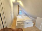 Ferienhaus Dorfidyll - 2. Schlafzimmer im Obergeschoss mit Doppelbett (1.40m breit) und Zugang zum Balkon